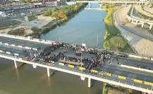 Militarizan Puente Internacional de Laredo, Texas, activistas mexicanos protestan