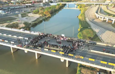 Militarizan Puente Internacional de Laredo, Texas, activistas mexicanos protestan