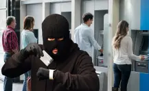 ¿Usas cajeros? Así opera la pareja que clona tarjetas en La Paz