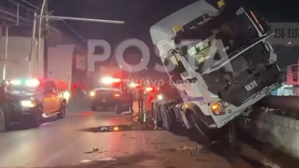 VIDEO | Tráiler irrumpe carril de Ecovía y choca contra puente en Monterrey