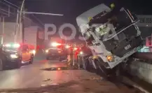VIDEO | Tráiler irrumpe carril de Ecovía y choca contra puente en Monterrey