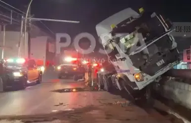 VIDEO | Tráiler irrumpe carril de Ecovía y choca contra puente en Monterrey