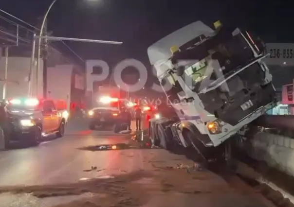 VIDEO | Tráiler irrumpe carril de Ecovía y choca contra puente en Monterrey