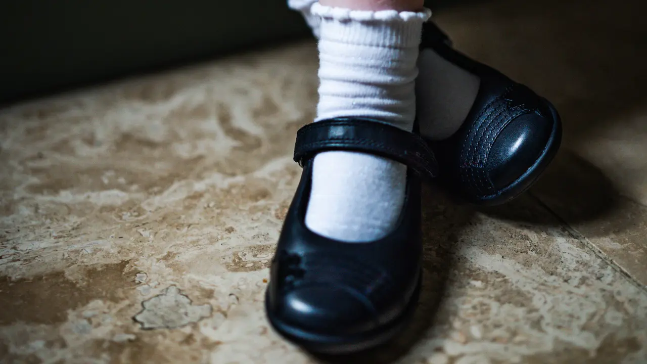 Zapatos escolares de una niña. Foto: Canva