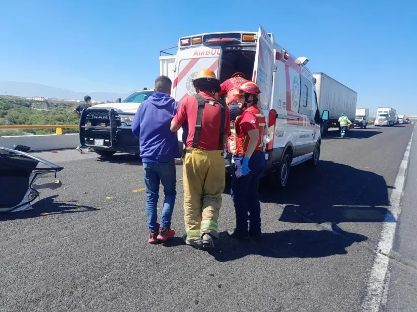 . El siniestro se registró tras un choque frontal entre un vehículo particular y un camión de carga./Foto: Protección Civil
