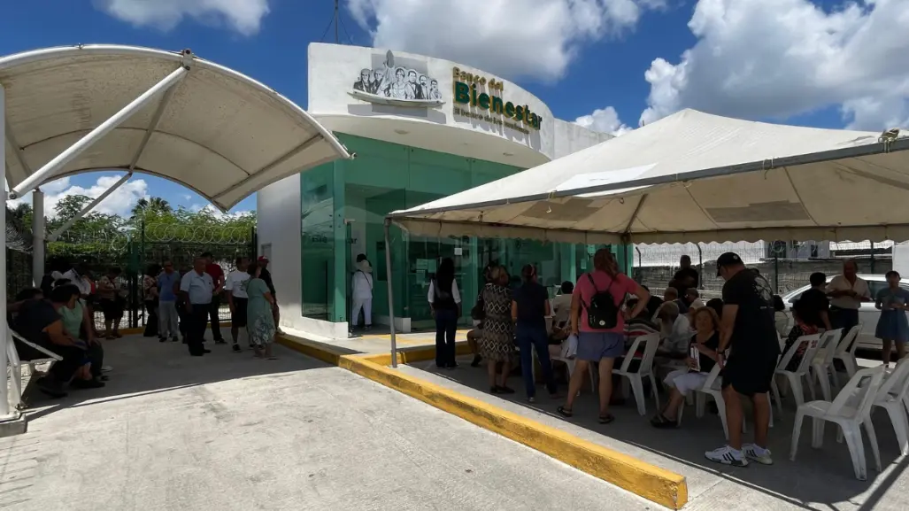 Adultos mayores cobran su pensión Bienestar enfrentando golpes de calor en Tampico