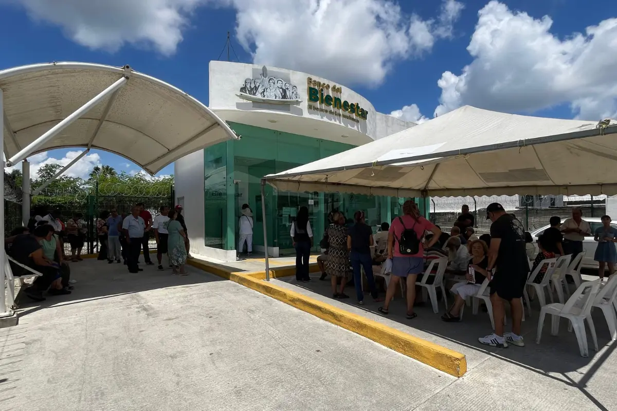 Descubre cómo el calor y la falta de sombra afectan a adultos mayores en Tampico durante el cobro de su pensión del programa Bienestar. Riesgos para la salud