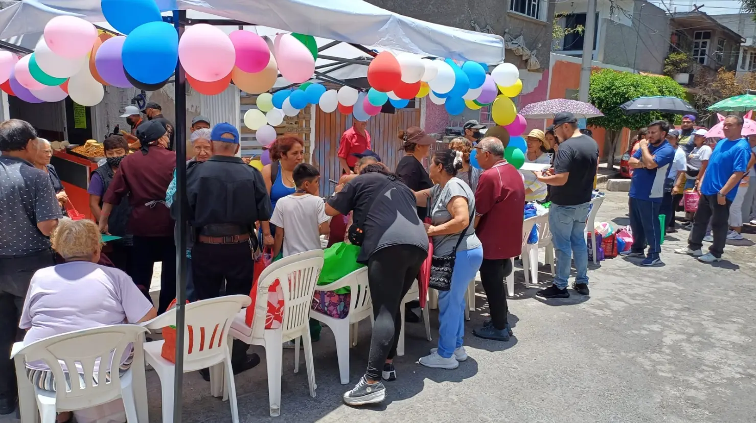 Personas esperando comida en comedor comunitario en CDMX.        Foto: FB (comedor fresno y comedor Chabelita)