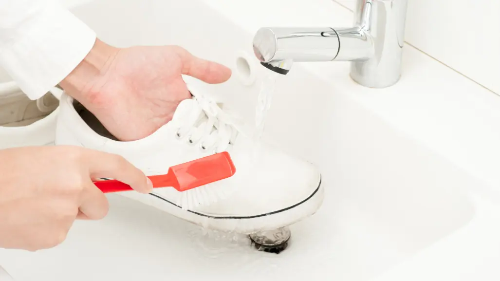 Cómo lavar tus tenis blancos sin que se pongan amarillos