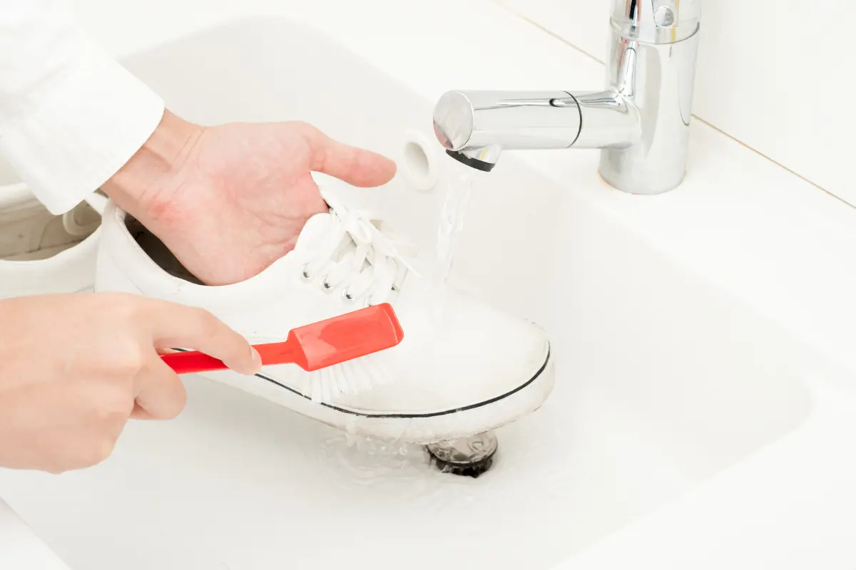 Evitar que aparezcan manchas amarillas al lavar los tenis blancos es un reto que se puede lograr sin usar cloro. Foto: Canva