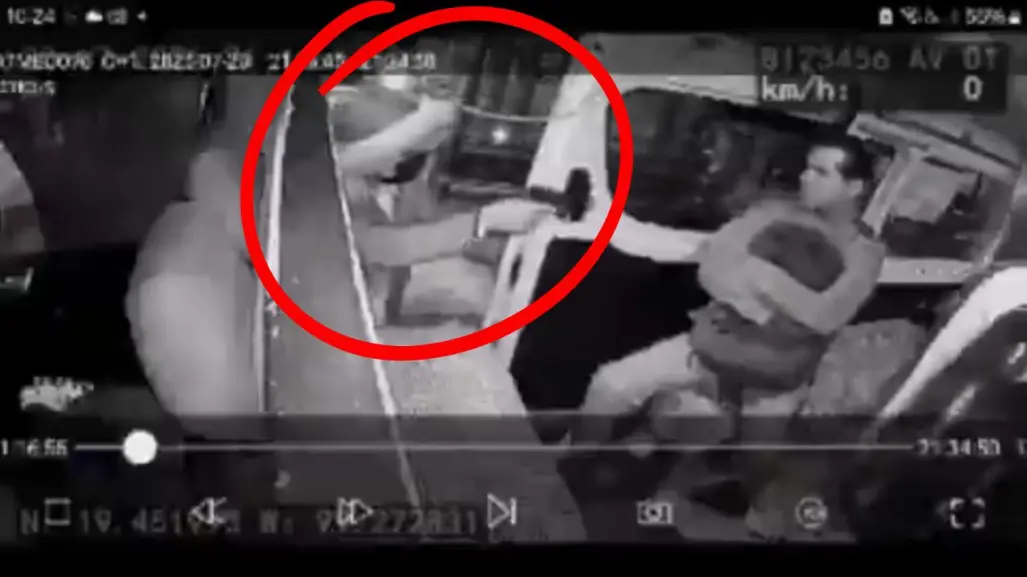 VIDEO | Conductor de combi en Naucalpan evita asalto a mano armada a pasajeros
