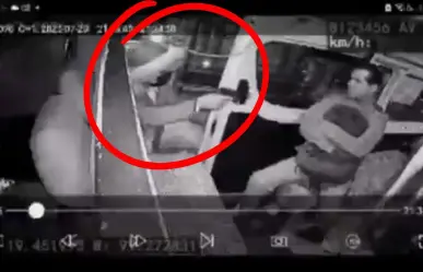 VIDEO | Conductor de combi en Naucalpan evita asalto a mano armada a pasajeros
