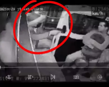 VIDEO | Conductor de combi en Naucalpan evita asalto a mano armada a pasajeros
