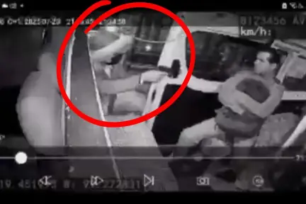 VIDEO | Conductor de combi en Naucalpan evita asalto a mano armada a pasajeros VIDEO | Conductor de combi en Naucalpan evita asalto a mano armada a pasajeros