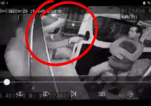 VIDEO | Conductor de combi en Naucalpan evita asalto a mano armada a pasajeros