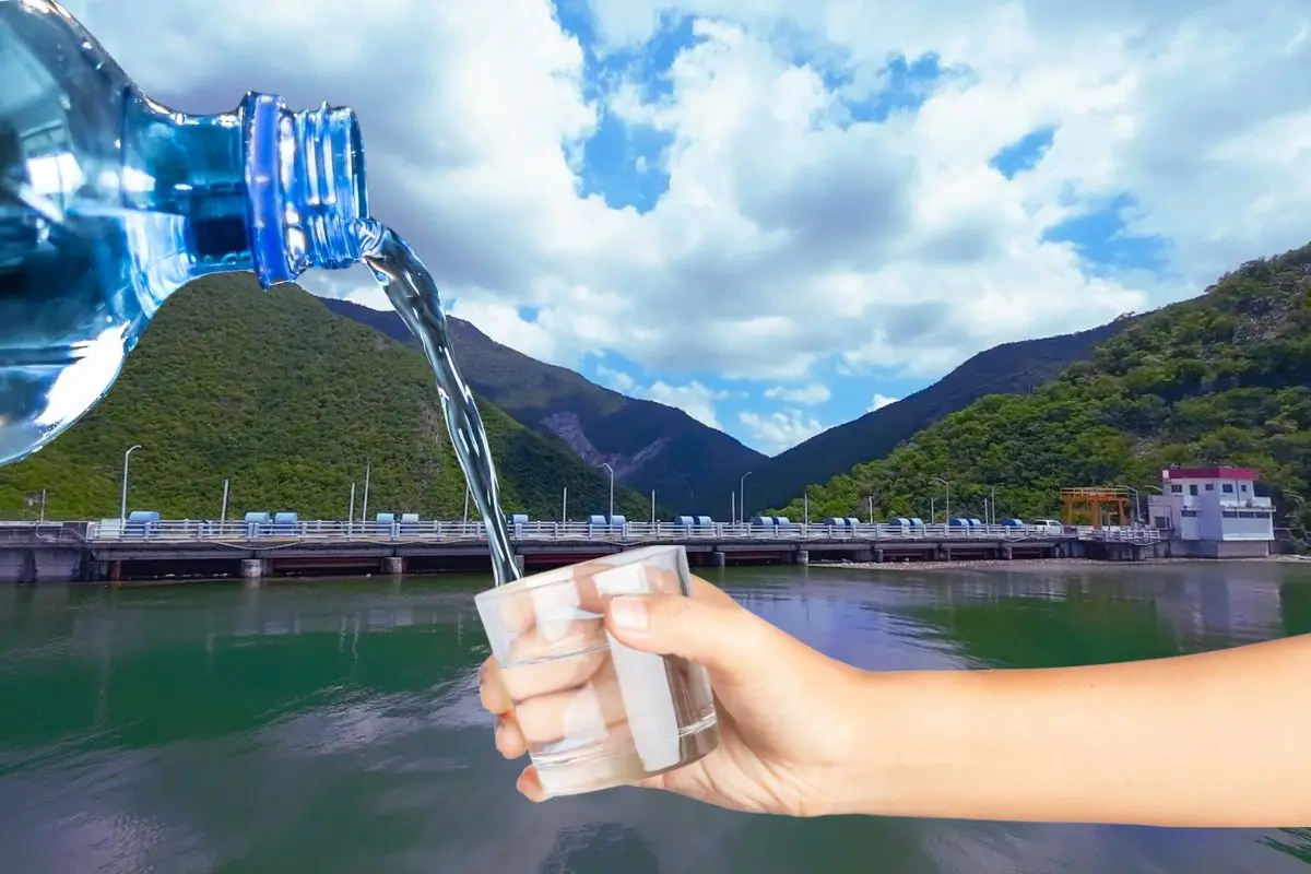 Presa La Boca y una botella sirviendo agua Foto: Canva