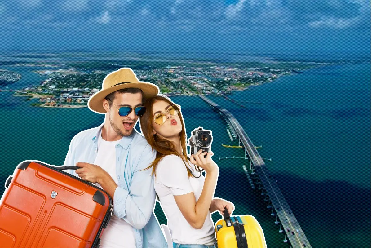 Pareja de amigos con maletas y cámara en mano Foto: Canva