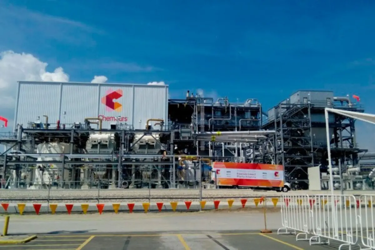 A simple vista, parece solo una instalación industrial más en Altamira, Tamaulipas, pero en su interior se fabrica uno de los compuestos más esenciales para la vida moderna: el dióxido de titanio. Foto: Secretaría de Economía
