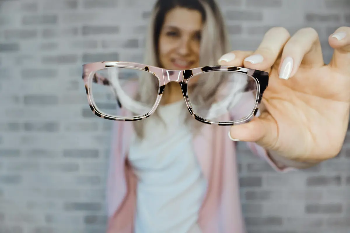 Mujer sosteniendo lentes Foto: Pexels