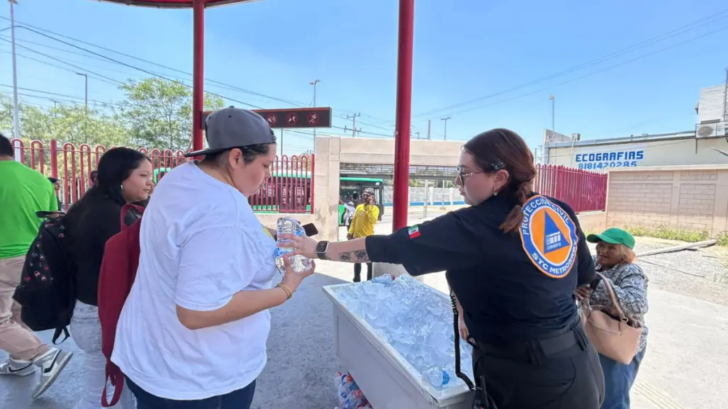 Metrorrey instala puntos de hidratación en estaciones por altas temperaturas en Nuevo León