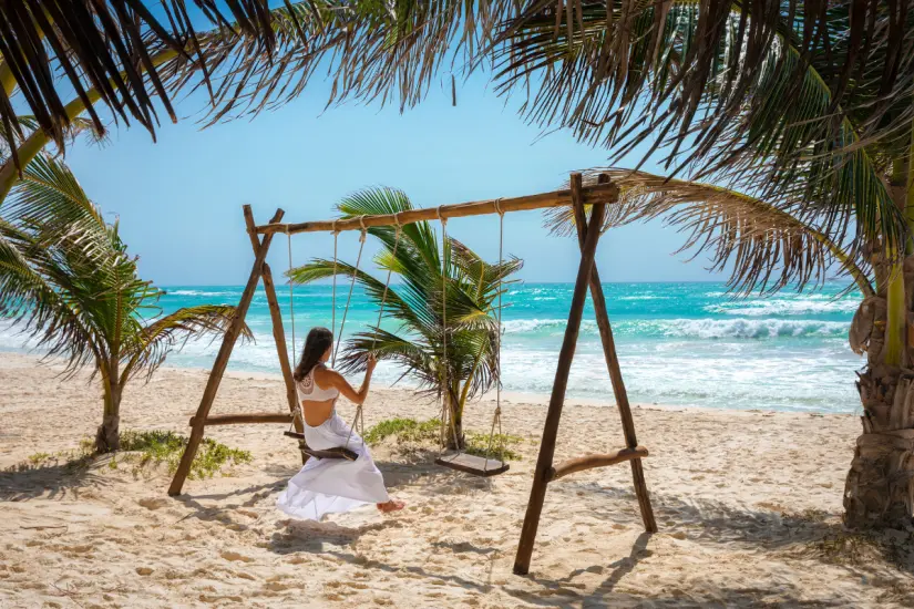 Con ayuda de la Inteligencia Artificial descubrimos qué destino vacacional tiene lo que buscas entre Playa del Carmen y Tulum. Foto: Canva