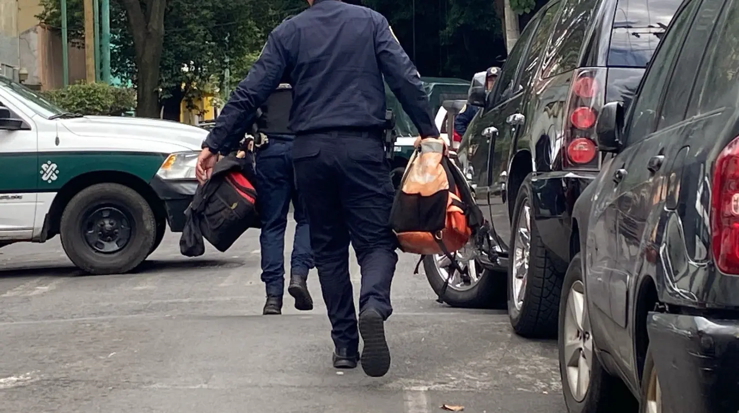 Paramédicos llegando a donde hirieron a un hombre en CDMX. Foto: Luis Antonio Alfaro