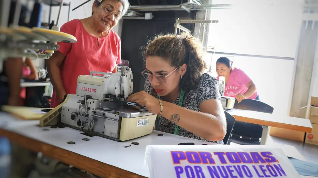 El taller que empodera a mujeres enseñándoles a coser su propia ropa íntima