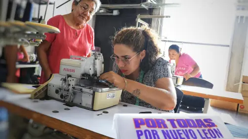 El taller que empodera a mujeres enseñándoles a coser su propia ropa íntima