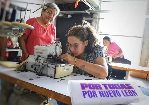 El taller que empodera a mujeres enseñándoles a coser su propia ropa íntima