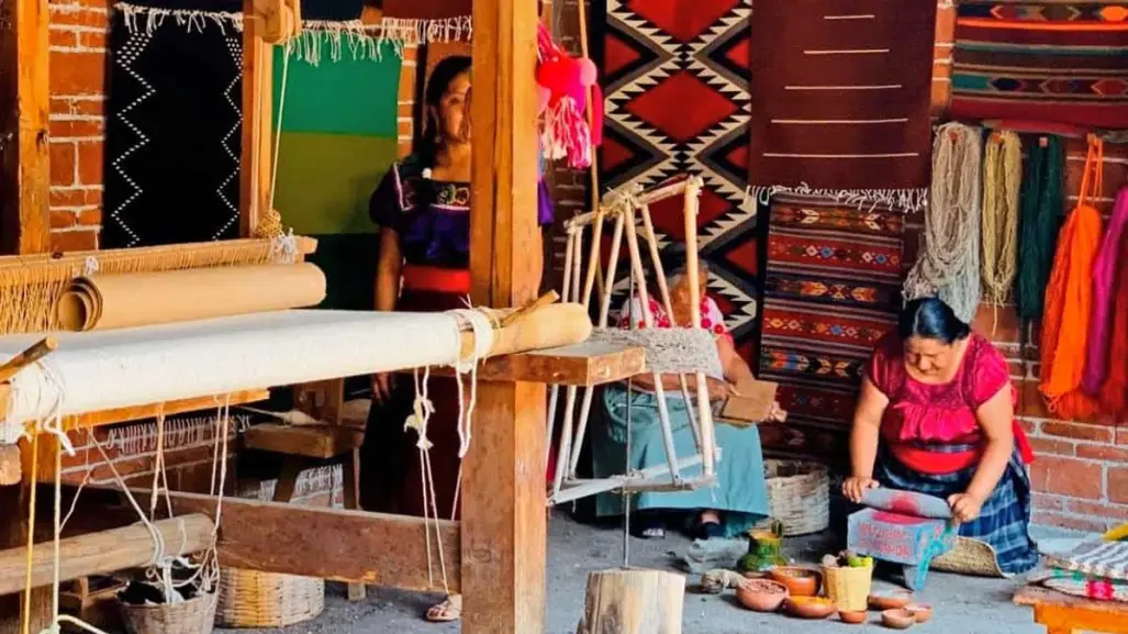 El pueblo mágico de Oaxaca que mantiene viva la tradición del tejido en telar
