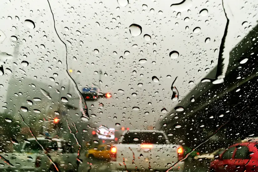 Evitar conducir por calles inundadas | Foto: Freepik