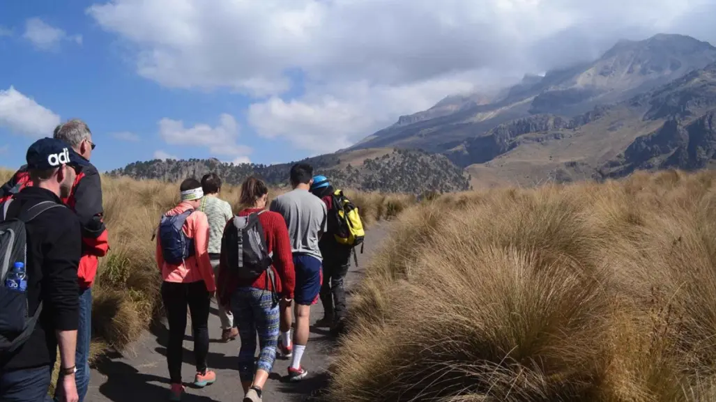 Sube al Iztaccíhuatl con guías expertos en ruta segura de senderismo y vive la aventura