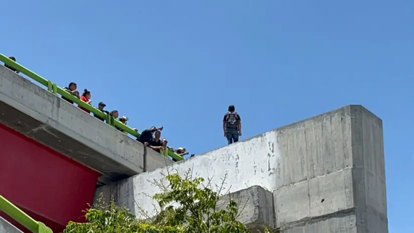 Sujeto que buscaba atentar contra su vida en el Distribuidor Vial el Sarape de Saltillo / Foto: Marco Juárez 