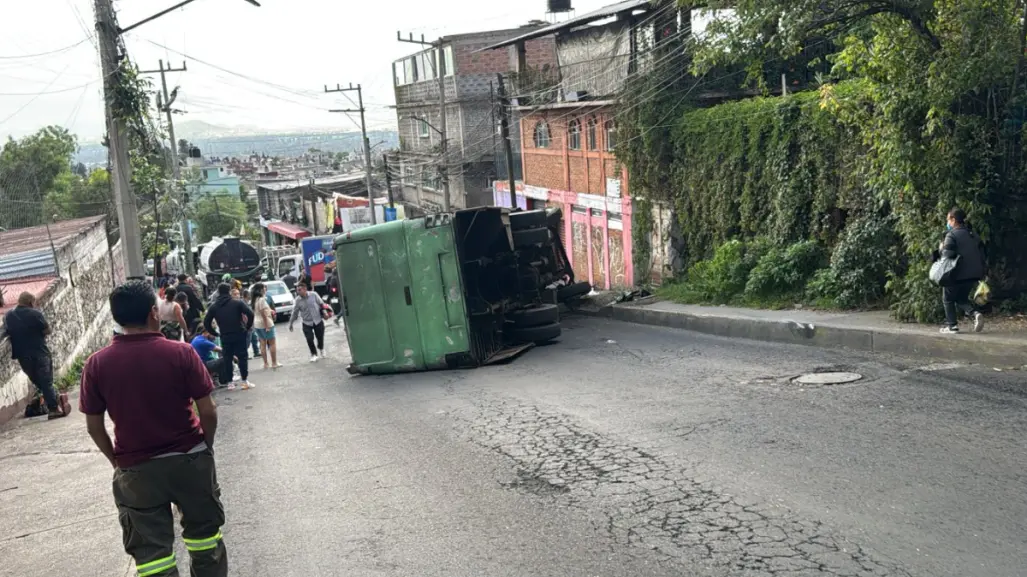 Vuelca transporte público en Xochimilco; reportan al menos 17 lesionados