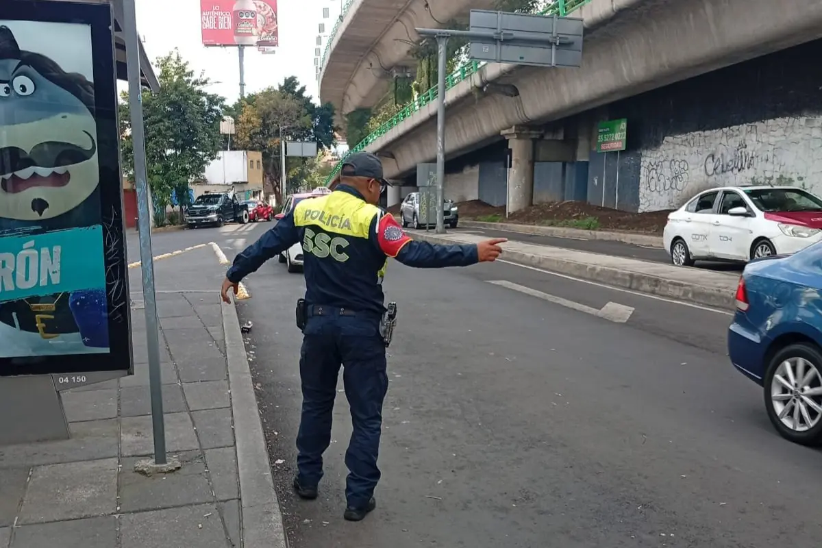 Policía de tránsito controlando el tráfico en CDMX.   Foto: X (@UCS_GCDMX)