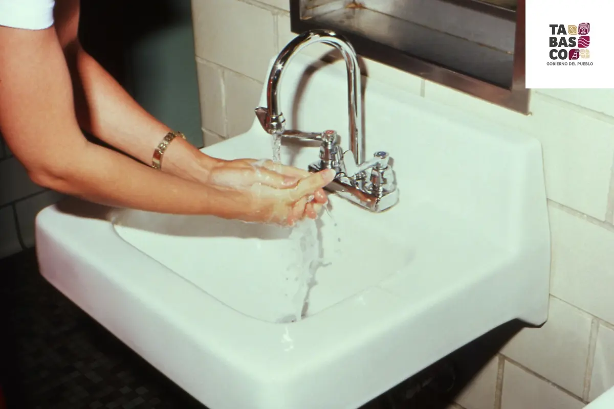 Mujer lavándose las manos Foto: Pexels