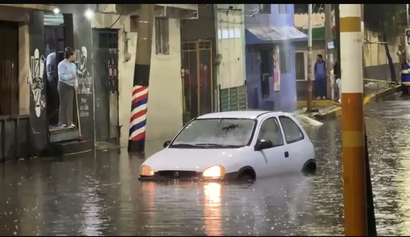 Automóvil atrapado en inundación de CDMX.       Foto: Luis Antonio Alfaro