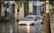 Rescatan a adulto mayor atrapado en su auto durante inundación en Tláhuac, CDMX 