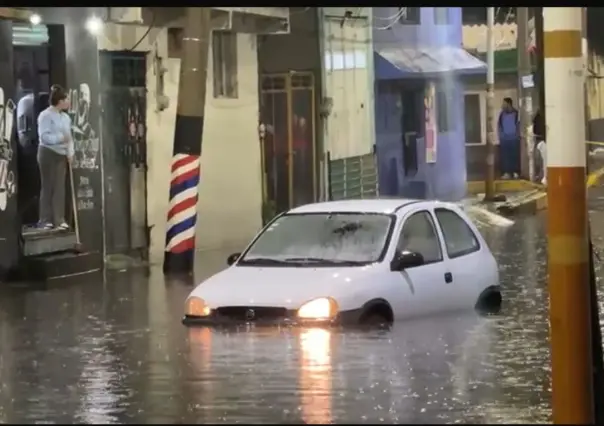 Rescatan a adulto mayor atrapado en su auto durante inundación en Tláhuac, CDMX 