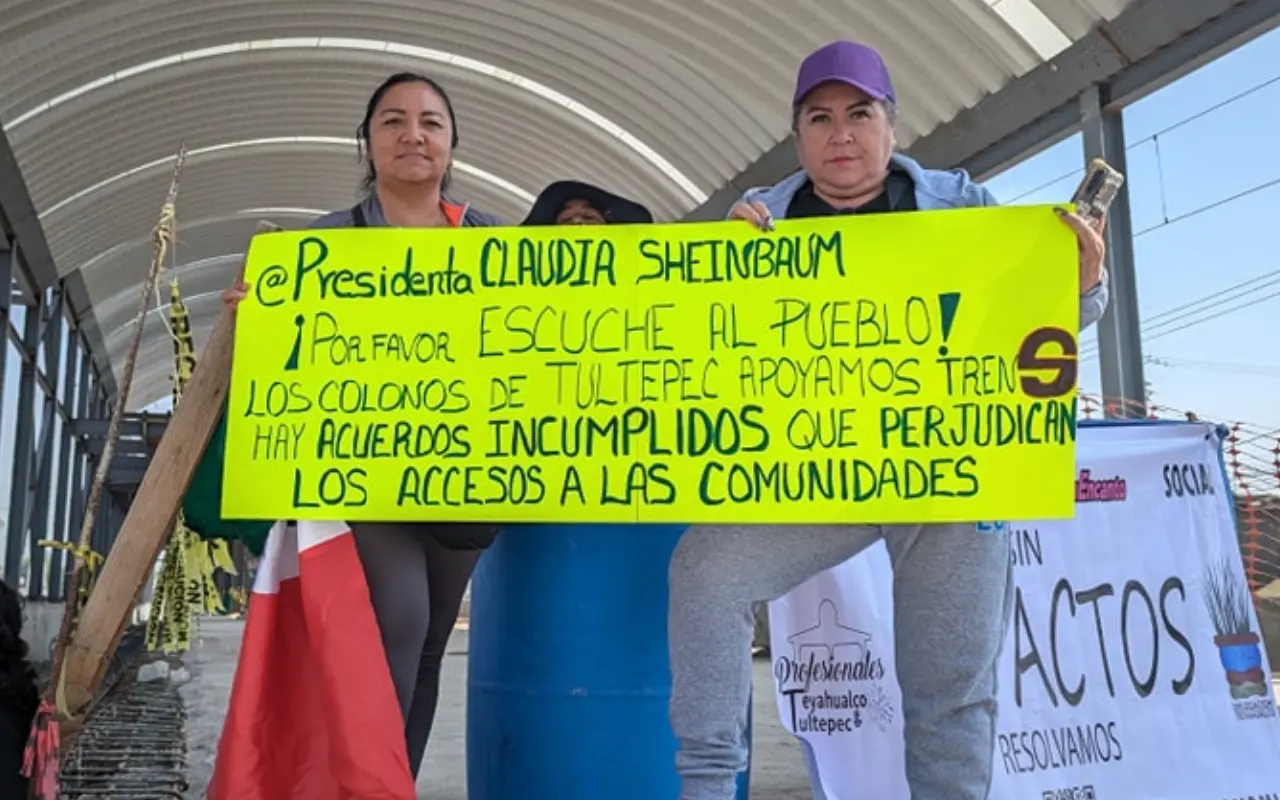 Vecinos de Teyahualco bloqueando las obras de la estación Teyahualco y Los Agaves. Foto: FB/ Periódico de Izcalli (Canva)