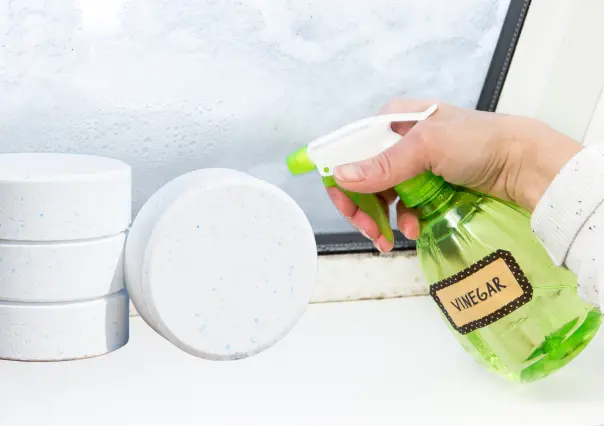 Cloro o vinagre: ¿qué limpia mejor el baño sin dañar superficies?
