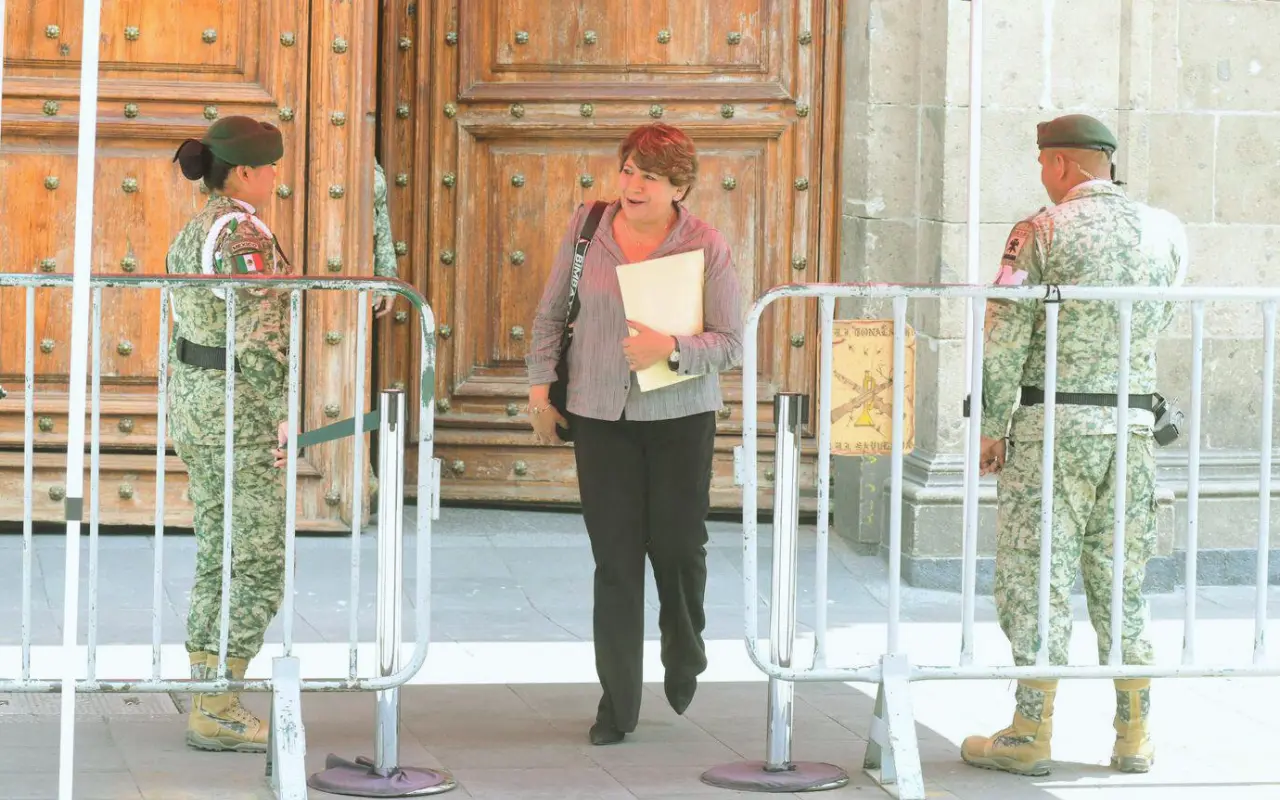 Gobernadora del Estado de México saliendo de su reunión en el Palacio Nacional . Foto: X/ @delfinagomeza (Canva)