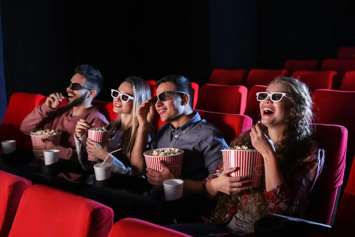 Amigos disfrutando del cine Foto: Canva