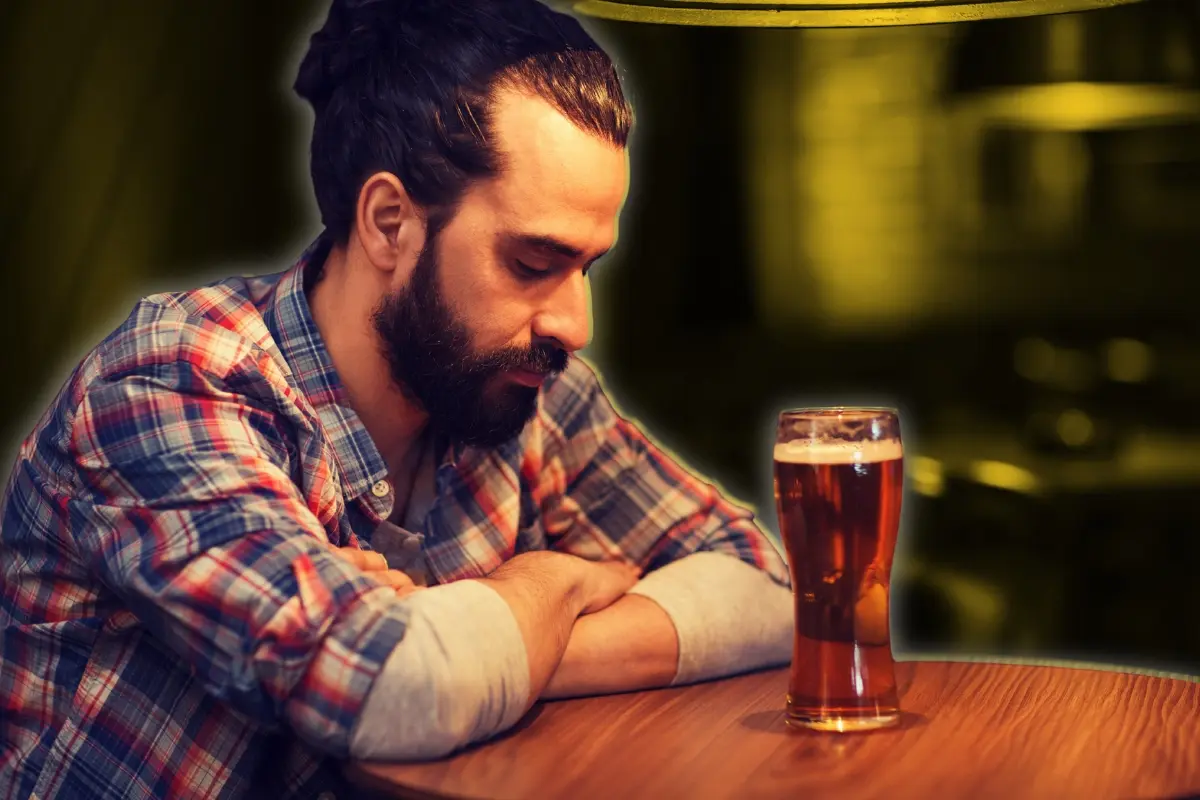 Un hombre con una bebida. Foto: Canva