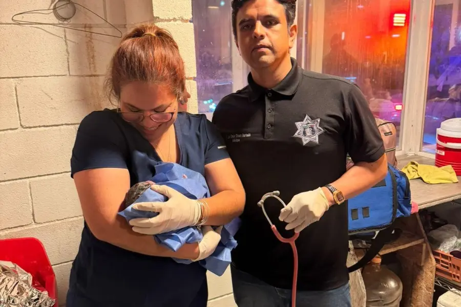 VIDEO | Policía de Santa Catarina auxilia a joven en labor de parto