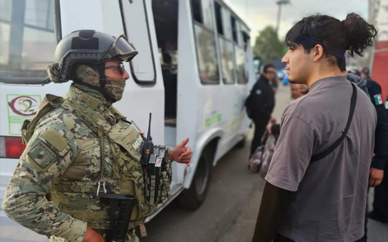 Una integrante de la Marina conversa con un joven. Foto: Especial