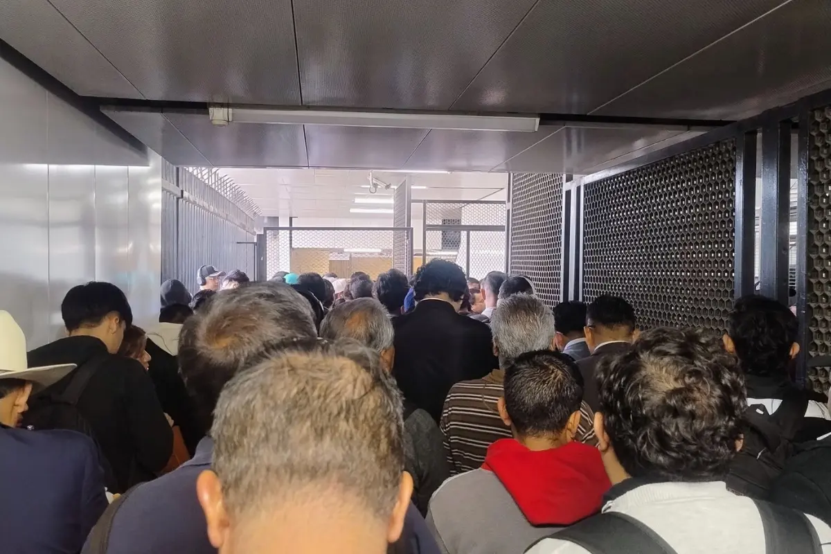 Personas formadas esperando entrar al Metro de CDMX. Foto: X (@Ryuka44195214)