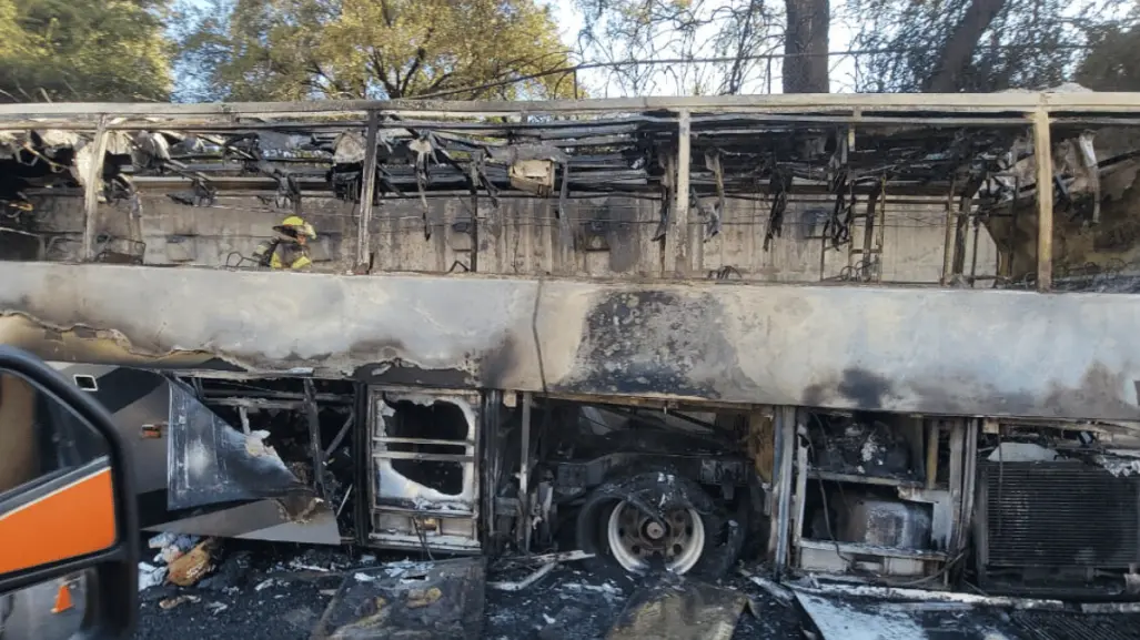 Incendio consume autobús de pasajeros al sur de Monterrey