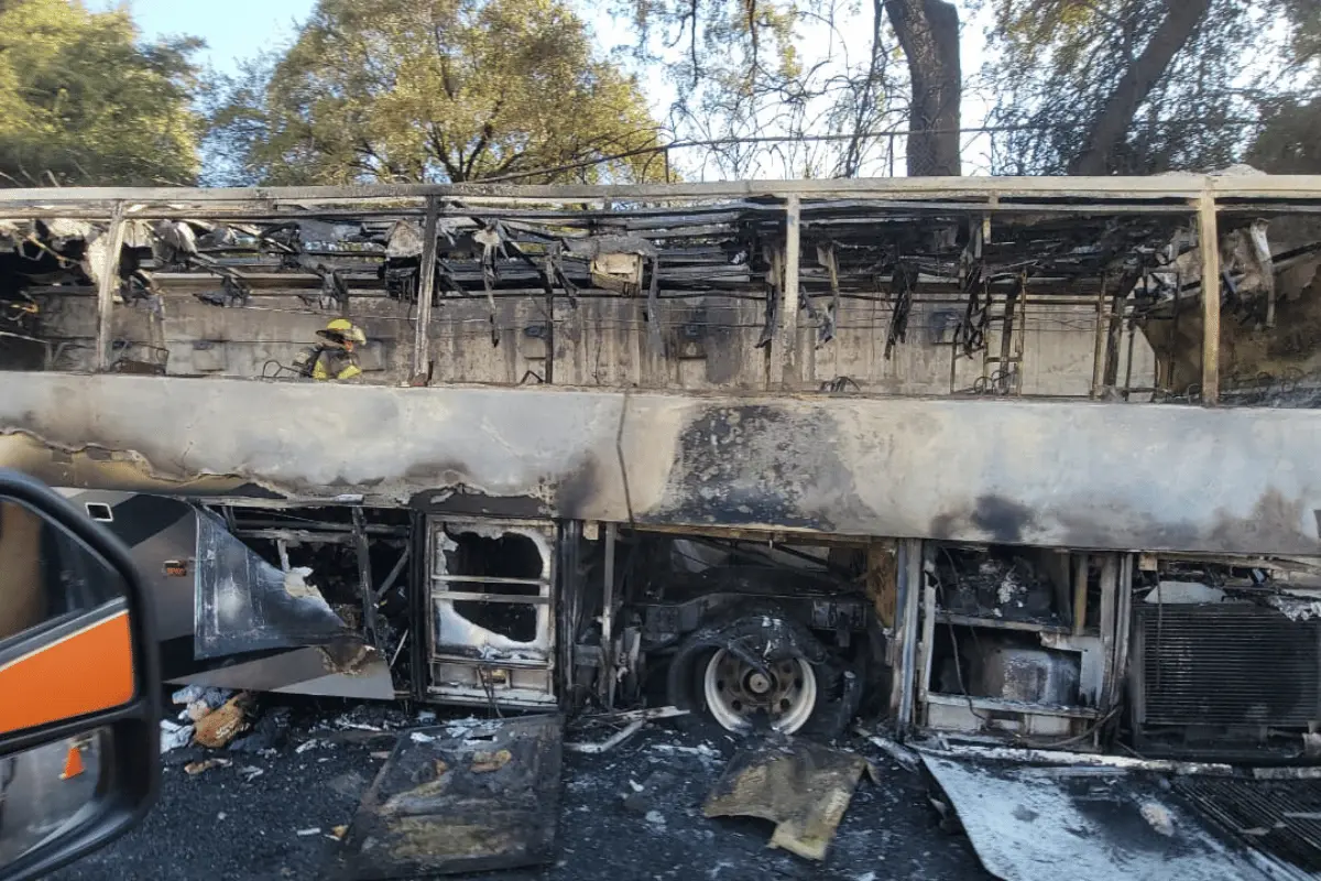 En el momento del incidente, el camión urbano transportaba a 43 pasajeros a bordo. Foto: PCNL.