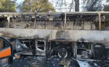 Incendio consume autobús de pasajeros al sur de Monterrey